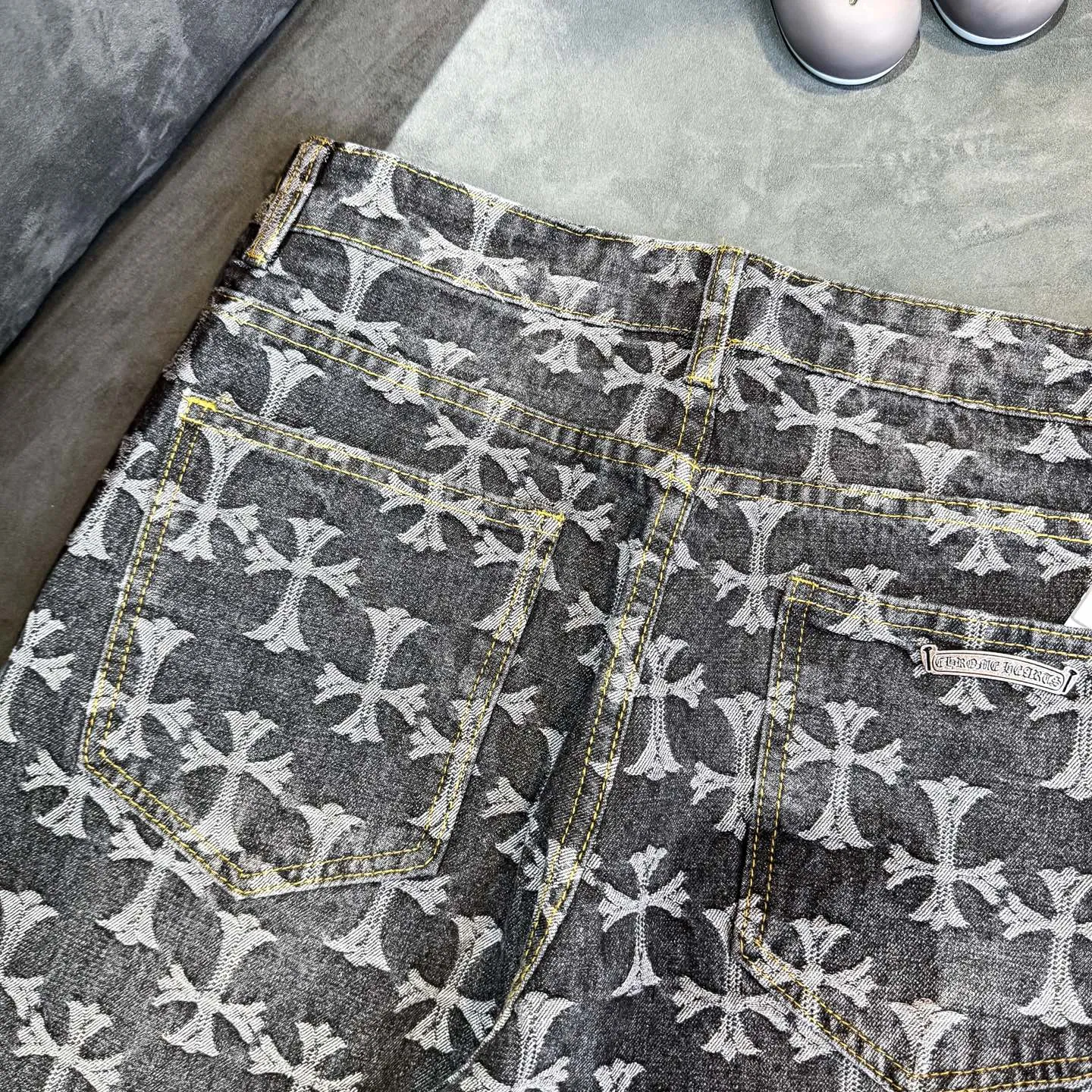 P220 [Black] Chrome Hearts｜Chrome Hearts CH all-over jacquard bootcut jeans - the same style as those of Internet celebrities. Cross-printed jeans, with unique cross design elements and all-over printing, full of design. It is made of 100% denim cotton fabric with heavy coarse yarn count, which ensures a stiff and tough silhouette while being soft, comfortable and breathable. The lapel is designed with silver buttons and is full of texture.  The classic dark yellow cross logo is all over the pants. They are generous and full of personality without being exaggerated. They are perfect for spring and summer!    Custom hardware! Same style for couples!  The three standards are complete, and the non-market version of the same style for men and women is free to compare and the quality is absolutely guaranteed. Size: 28/30/32/34/36 (s-xxl) Waist: 72/77/82/87/92 Knee: 55/56.5/58/59.5/61 Pants length: 103.5/110.5/107.5/109.5/111.5